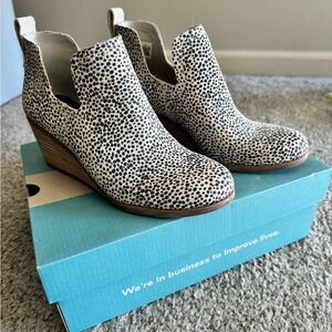 Toms Kallie mini cheetah print Ankle Booties - Like New!!